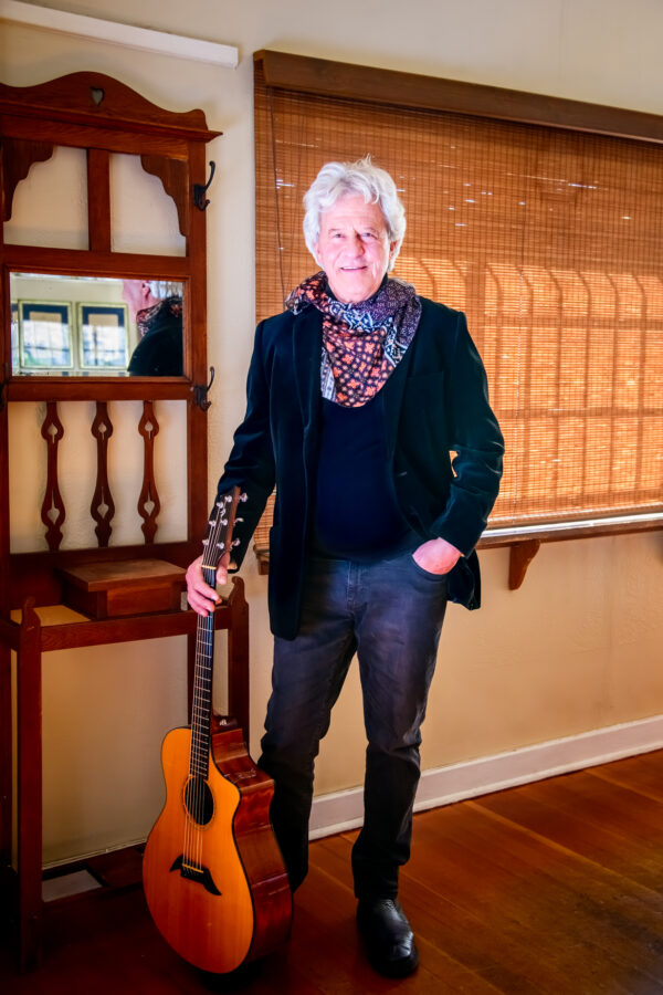 Jannie du Toit - Oppiekitaar | Pakt zijn gitaar