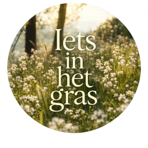 Iets in het gras